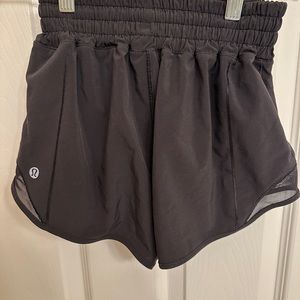 Lululemon 2.5 inch high rise hotty hots